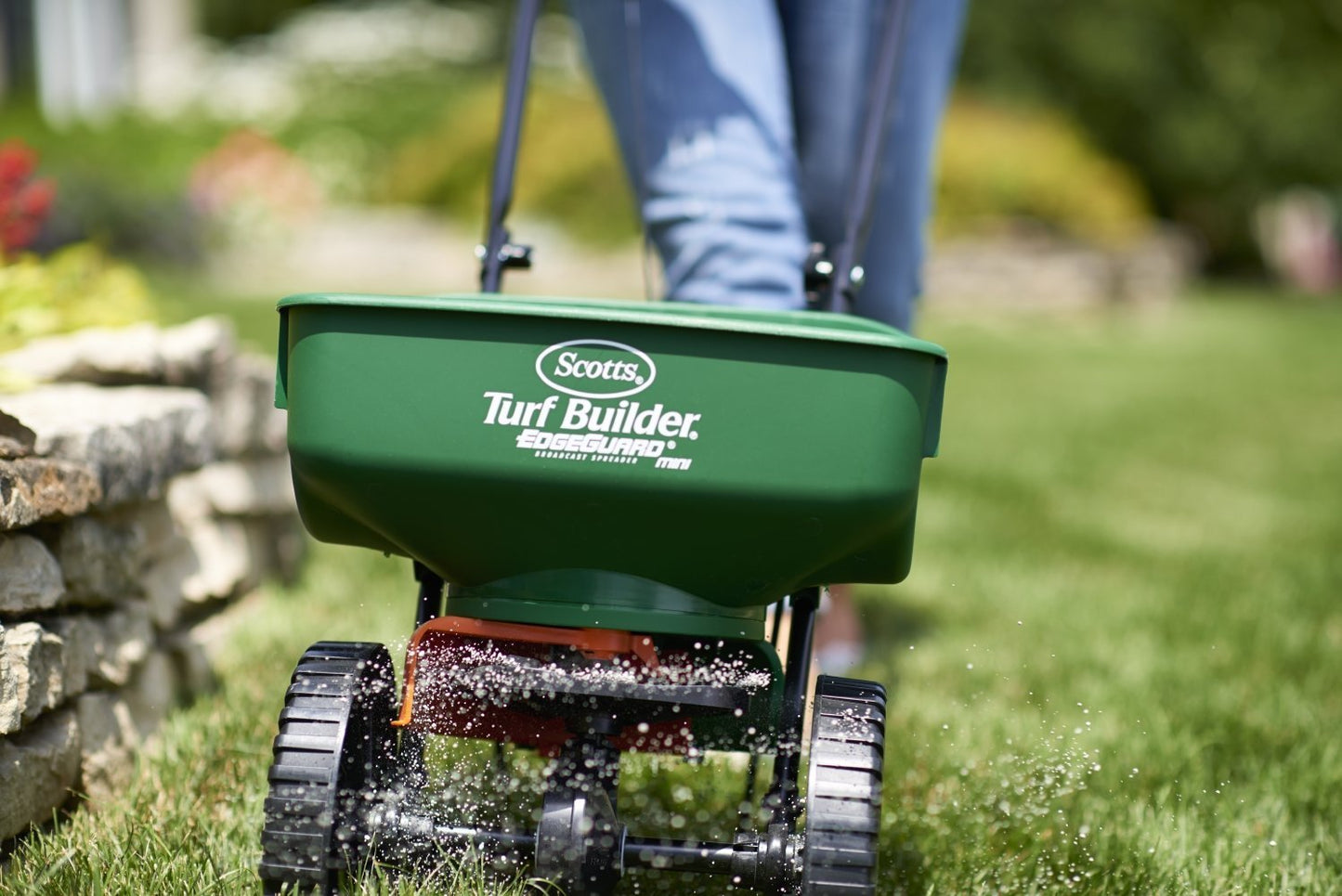 Scotts Turf Builder Edgeguard Mini Broadcast Spreader - Precise Spreading, No Waste - Seed, Fertilizer, Ice Melt - for Small to Medium Lawns ๐ All In One Marketplace Canada