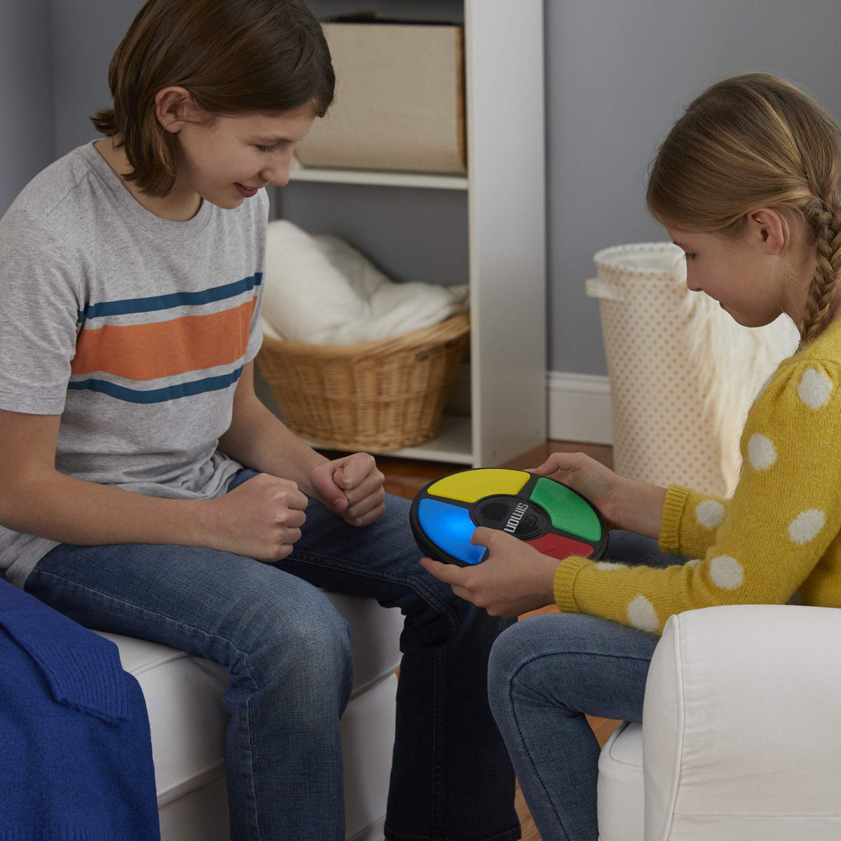 Hasbro Simon Game; Electronic Memory Game for Kids Ages 8 and Up; Handheld Game with Lights and Sounds; Classic Simon Gameplay (E93835L0) ๐ All In One Marketplace Canada