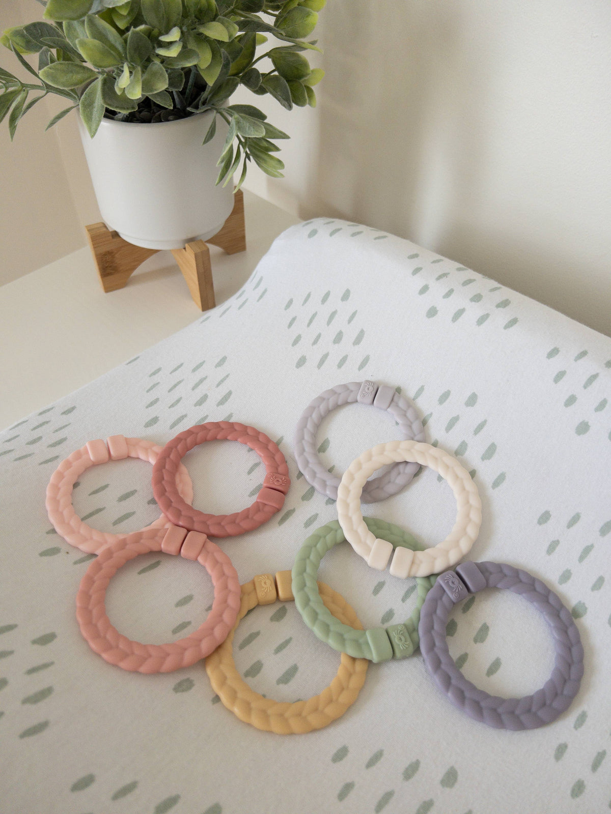 Itzy Ritzy Canada - Bitzy Bespoke Itzy Rings™ Linking Ring Set: Rainbow - Ages 0+