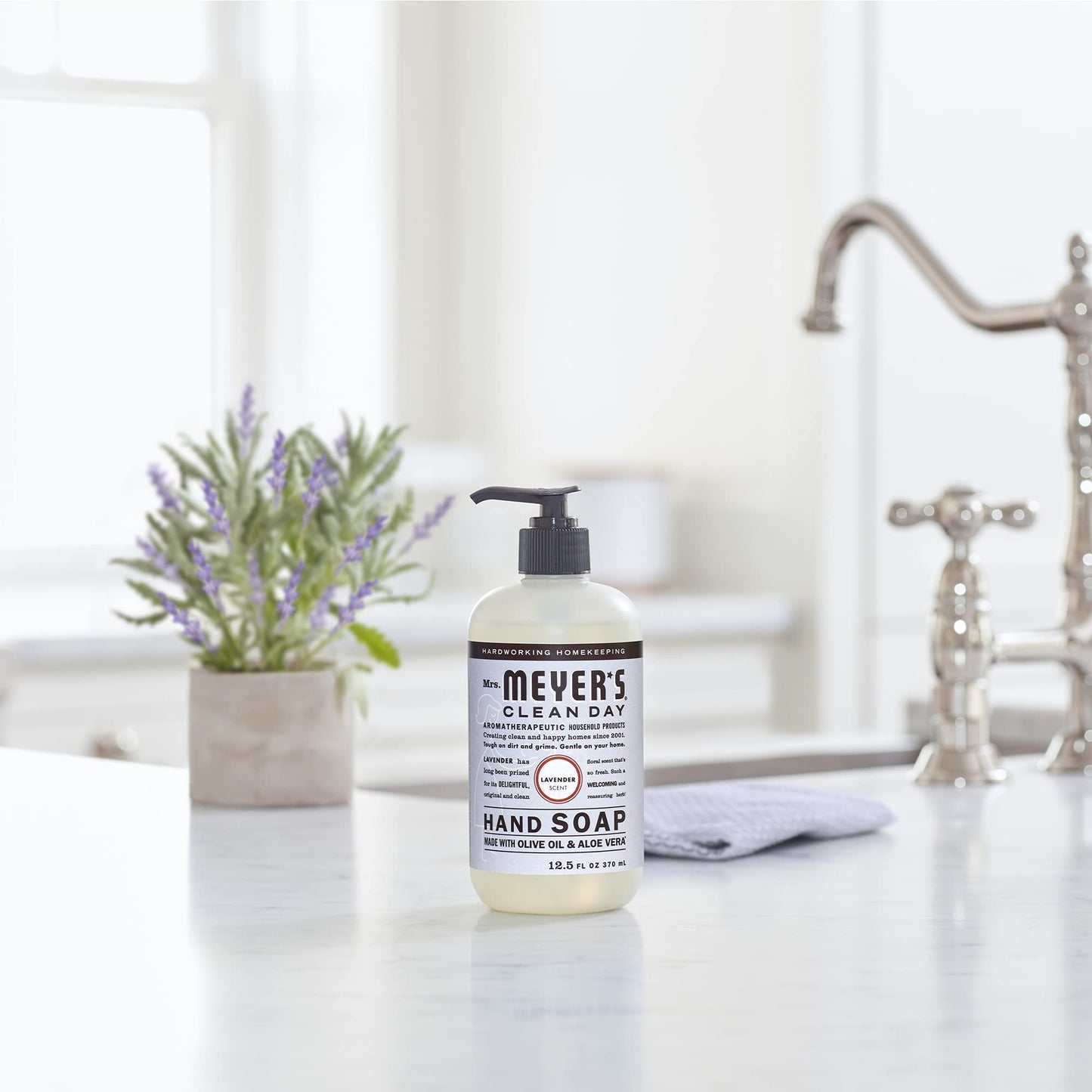 Mrs. Meyer's Clean Day Liquid Hand Soap, Cruelty Free & Biodegradable Hand Wash Formula Made with Essential Oils, Lavender Scent, 370 ml Bottles, 4 Pack 🍁 All In One Marketplace Canada