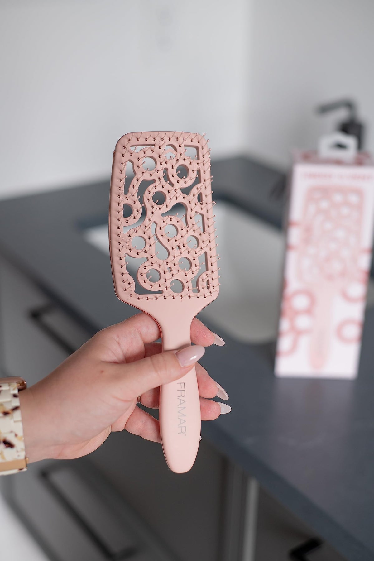 FRAMAR Professional Wet Hair Brush - Vented Hair Brush For Women, Curved Hair Detangler, Brosse a Cheveux, Curly Hair Brush Hair Dryer, Detangling Hair Brush (Champagne) 🍁 All In One Marketplace Canada
