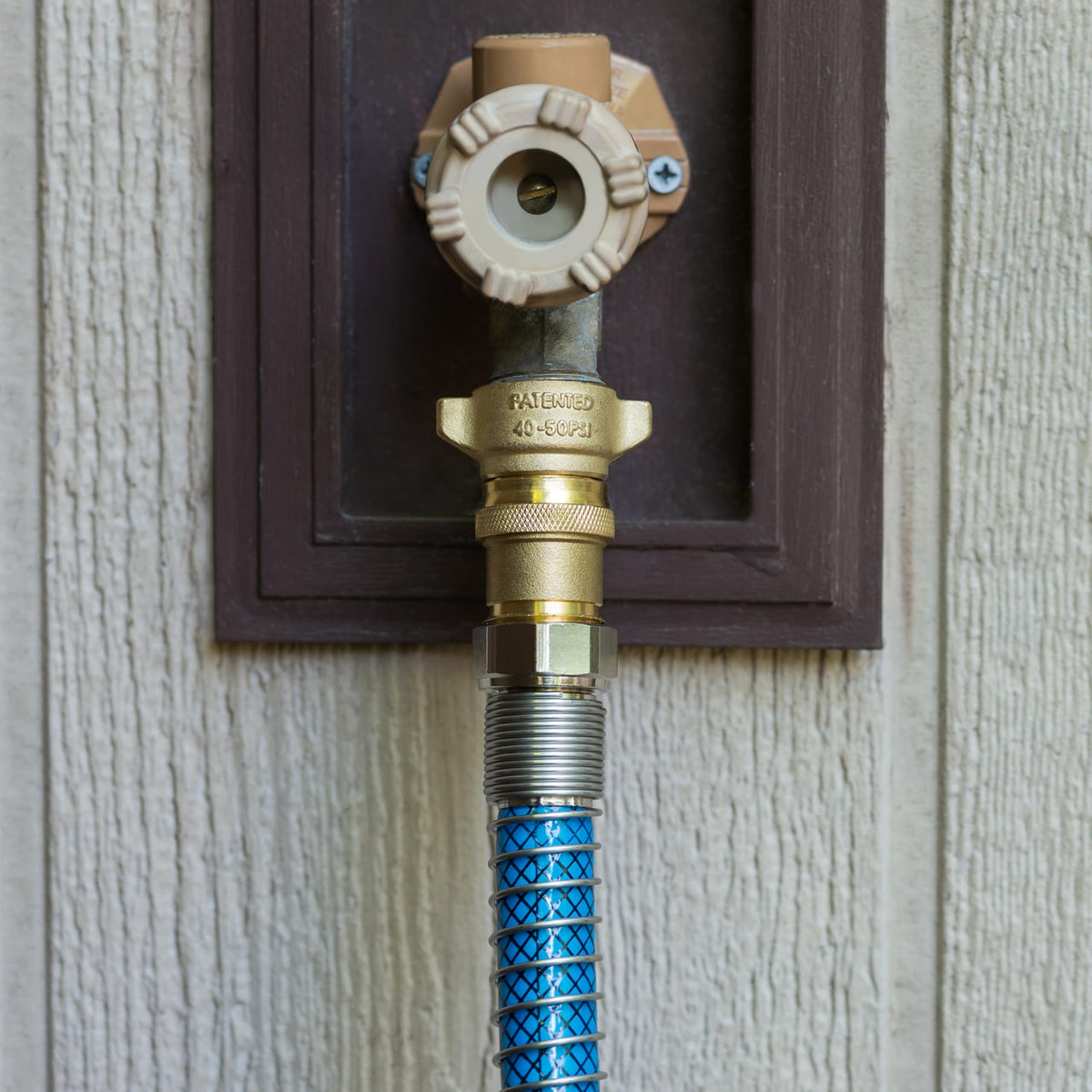 Camco Brass Camper/RV Water Pressure Regulator – Protects RV Kitchen Small Appliances, Plumbing & Hoses – Reduces RV Water Pressure to Safe & Consistent 40-50 PSI – Drinking Water Safe (40055) 🍁 All In One Marketplace Canada