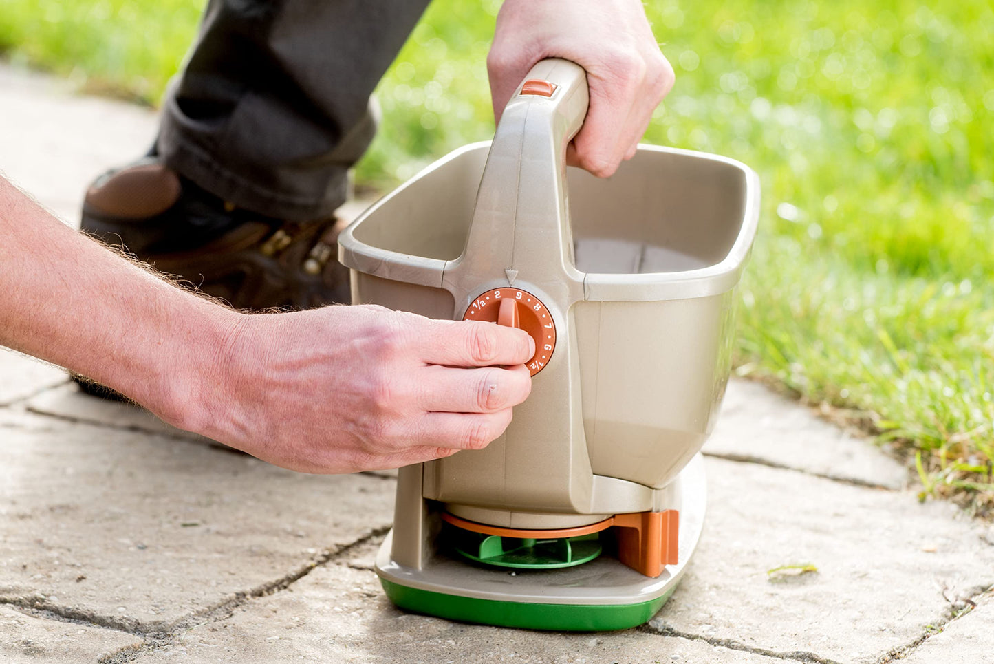 Scotts Wizz Year-Round Spreader - Battery Powered, Handheld for Even Application of Seed, Fertilizer or Ice Melt (230 sq Meters / 2,500 sq feet Coverage) 🍁 All In One Marketplace Canada