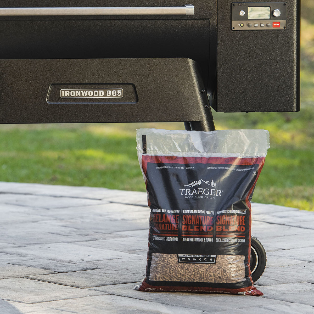 Traeger Grills Signature Blend 100% All-Natural Wood Pellets for Smokers and Pellet Grills. BBQ, Bake, Roast, and Grill, 20 lb. Bag 🍁 All In One Marketplace Canada