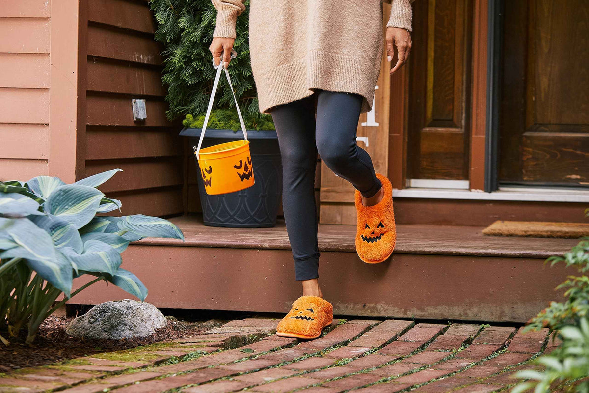 Dearfoams Unisex-Adult Halloween Jack-o-Lantern Pumpkin Slipper, Adult Pumpkin, 5-6 Women/3-4 Men